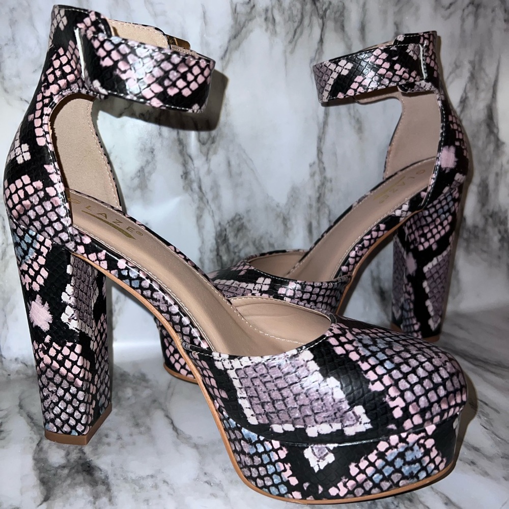 Glaze snakeskin size 8 heels